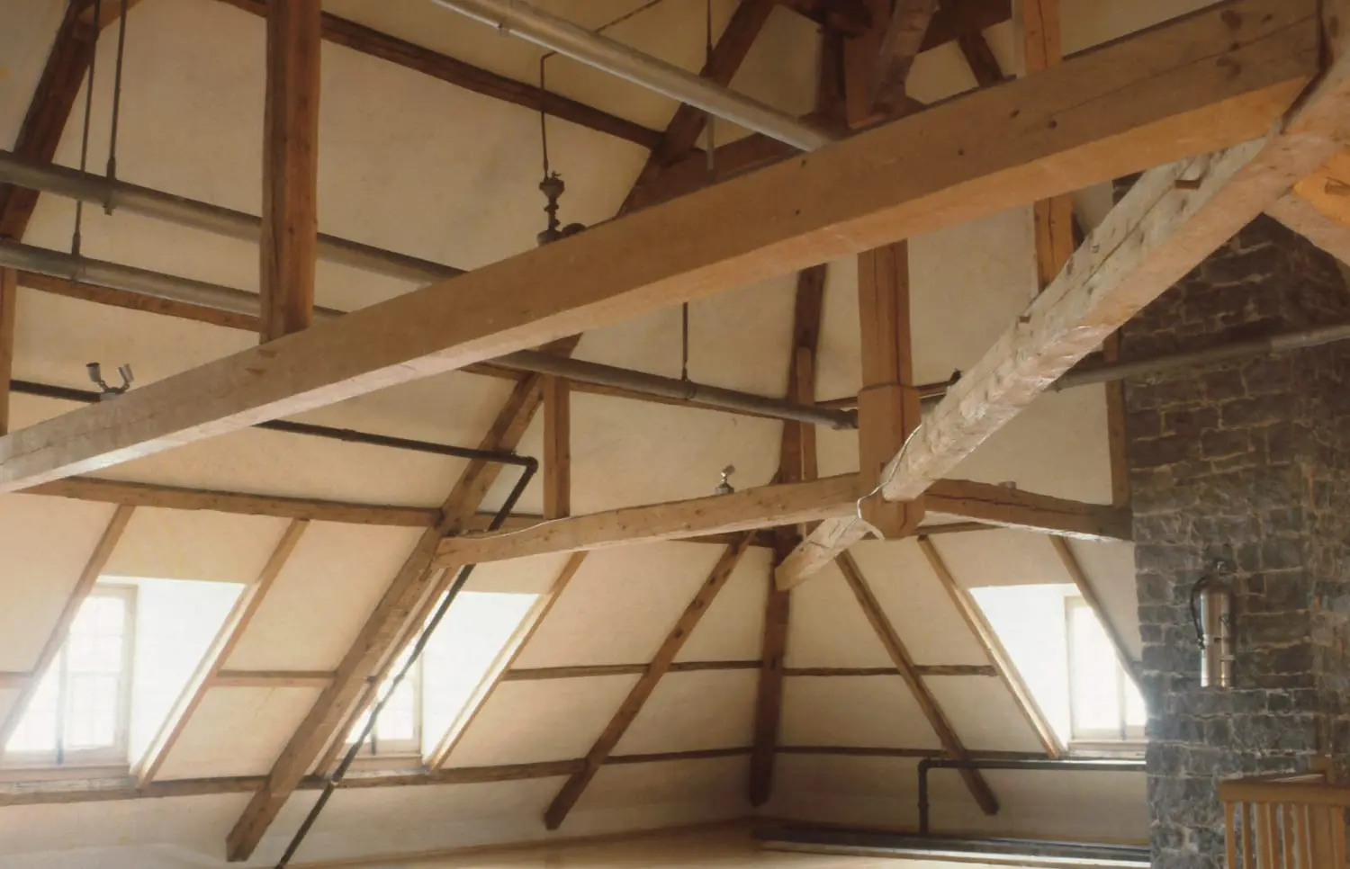 Charpente en bois lumineuse vue de l'intérieur