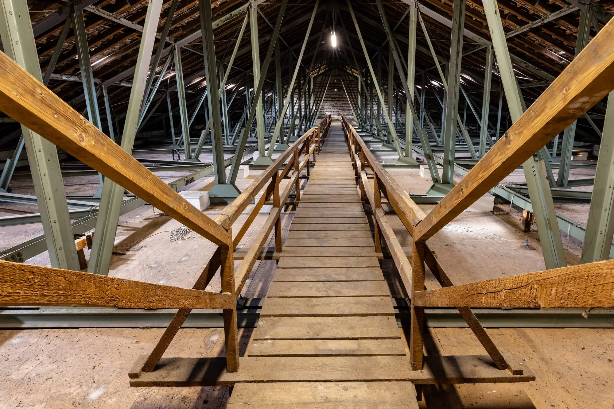 Combles d'un grand bâtiment avec charpente en bois